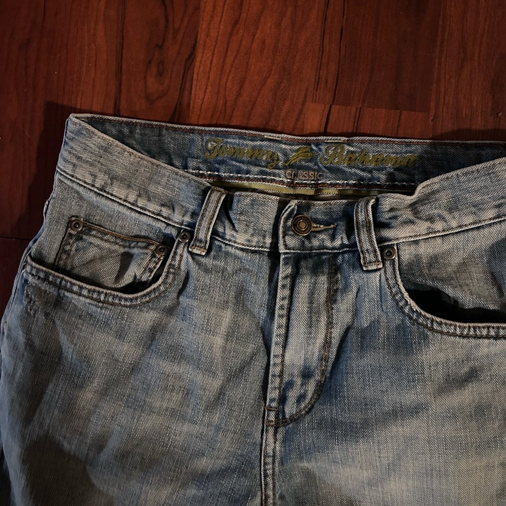 Tommy Bahama Men’s 32X30 Classic Fit Distressed Medium Wash Jeans - Picture 8 of 8